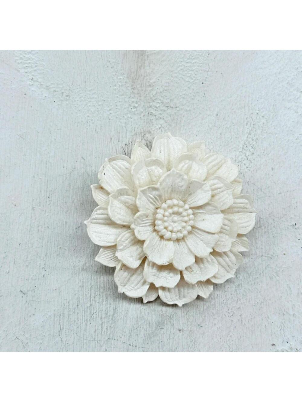 6527gc. Plastic Floral Brooch Vintage